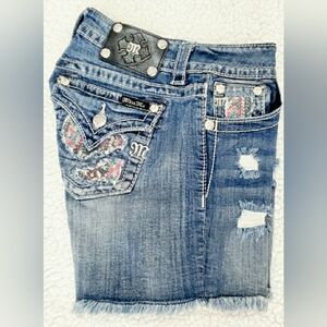 ♦️Miss Me Distressed Shorts w/ Frayed Hem & Embellished Pockets♦️Style #JY824603